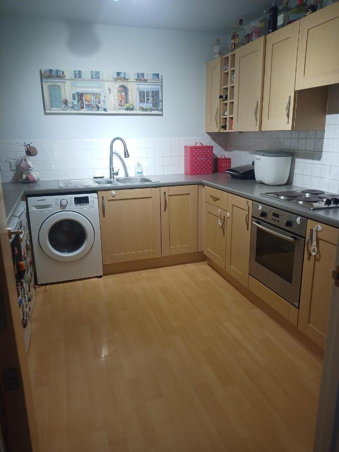 Double Room In A Top Floor Shared Apartment Нортхамптън Екстериор снимка