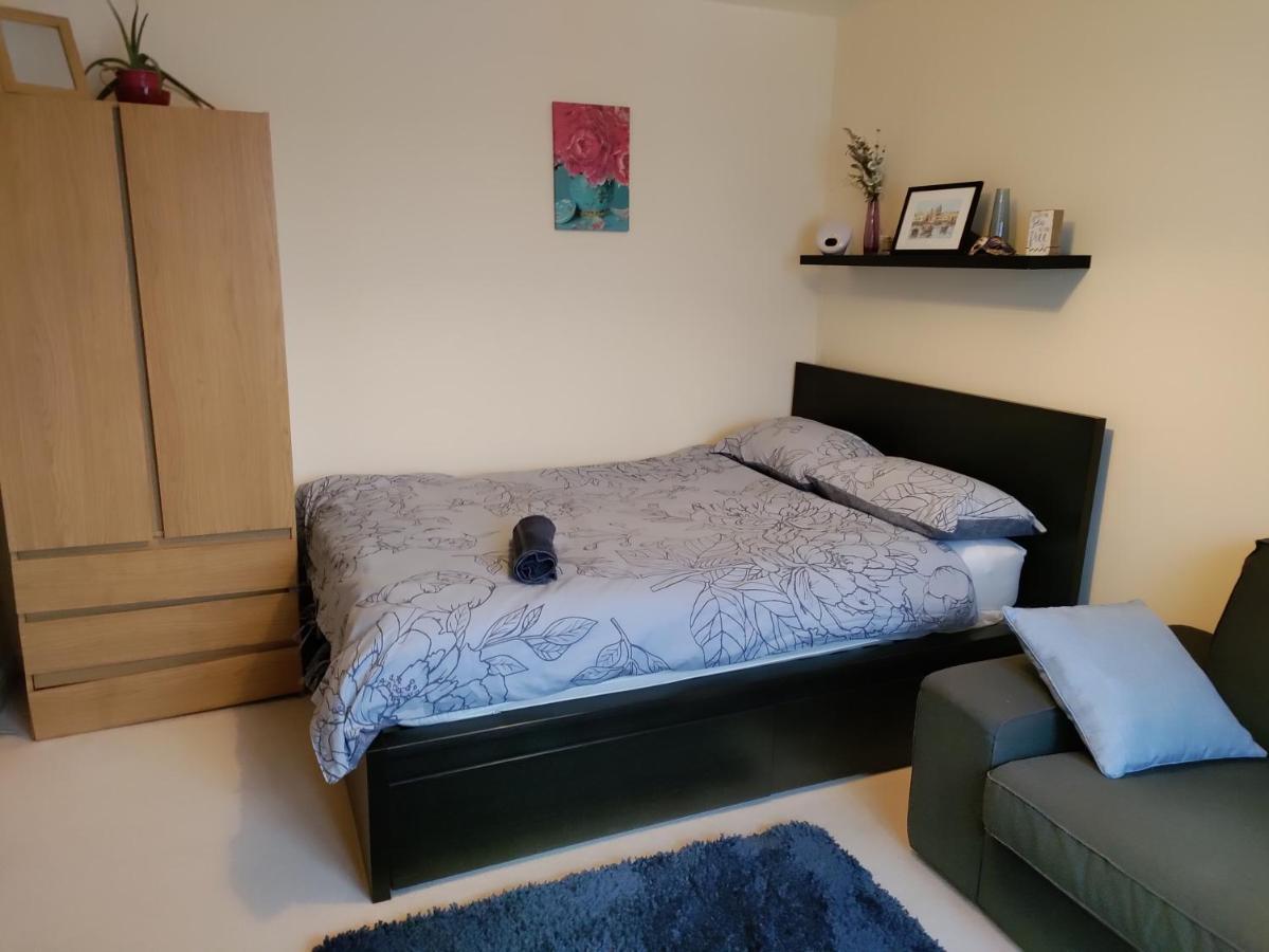 Double Room In A Top Floor Shared Apartment Нортхамптън Екстериор снимка