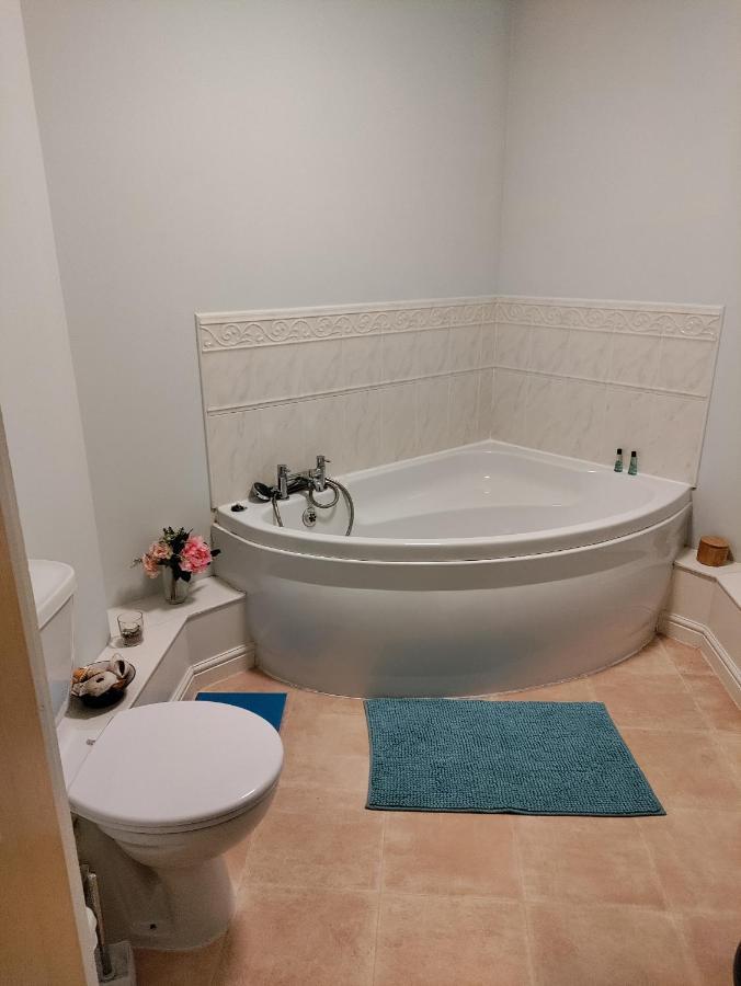 Double Room In A Top Floor Shared Apartment Нортхамптън Екстериор снимка