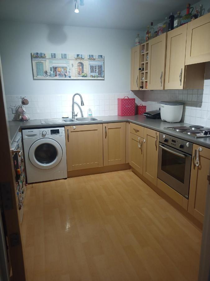 Double Room In A Top Floor Shared Apartment Нортхамптън Екстериор снимка